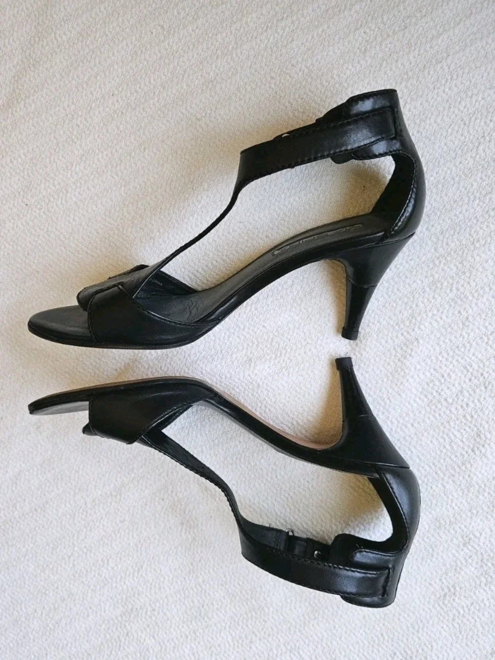 Via Spiga V-Trina Black T-Strap Sandal Heels Sz 8M Professionally Resoled